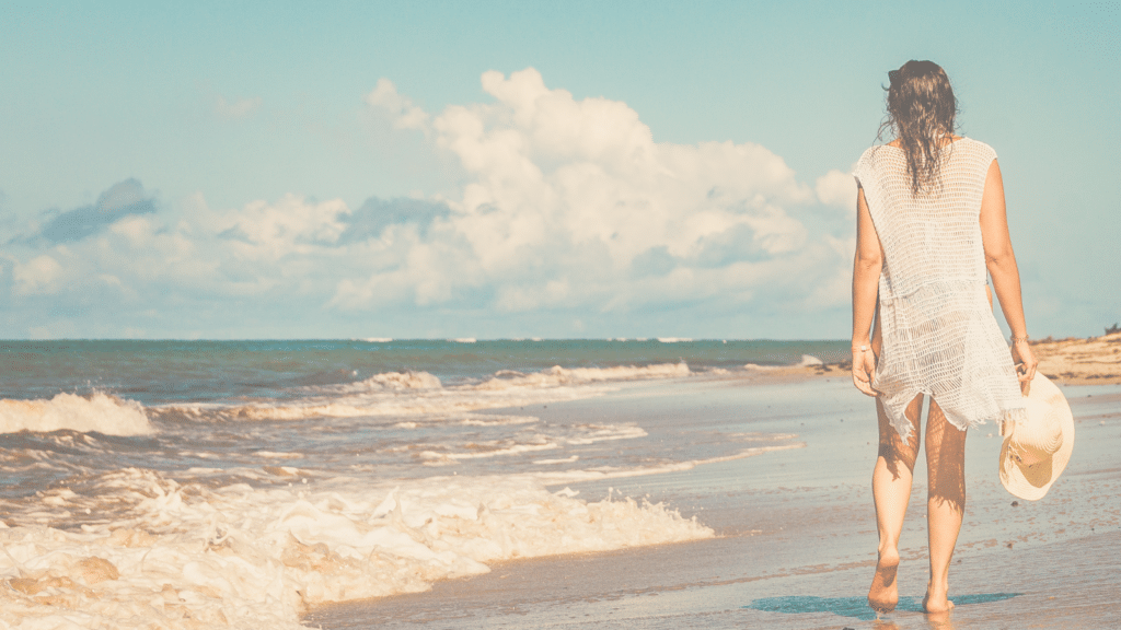 Eine Frau läuft Barfuß am Strand. Titelbild eines Workshops bei Hilfe bei Narzissmus
